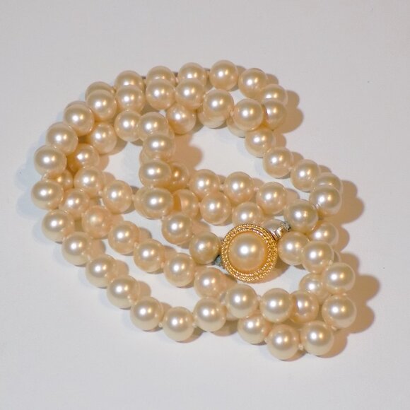 Vintage Crown Trifari Hand-Knotted Faux Cream Pearl Bead Necklace, Signed Clasp - Picture 6 of 7